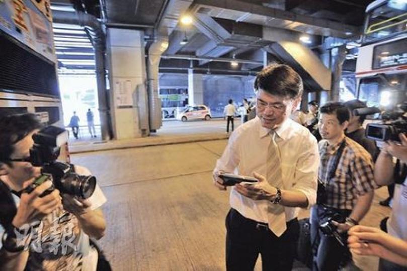 巴士公司要求乘客上車前先撻車5至10分鐘,環境局長昨日到沙田市中心有蓋巴士總站視察時,刻意站在空轉引擎的巴士後面,感受巴士排放的廢氣。(葉漢華攝) 巴士公司要求乘客上車前先撻車5至10分鐘,環境局長昨日到沙田市中心有蓋巴士總站視察時,刻意站在空轉引擎的巴士後面,感受巴士排放的廢氣。(葉漢華攝)