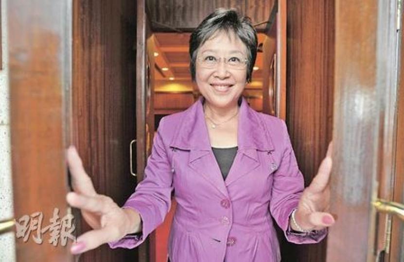 自由黨主席劉健儀認為,政府財政儲備已高達5100多億元,應該「開倉濟貧」為扶貧作長遠承擔,而非一次過「派糖」。(朱永倫攝) 自由黨主席劉健儀認為,政府財政儲備已高達5100多億元,應該「開倉濟貧」為扶貧作長遠承擔,而非一次過「派糖」。(朱永倫攝)