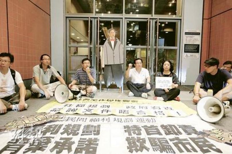 民主黨昨日向特首曾蔭權提出300多項建議,包括成立3個多達100億元的種子基金,專門協助人口老化及藥物資助等問題。(陳雪玲攝) 民主黨昨日向特首曾蔭權提出300多項建議,包括成立3個多達100億元的種子基金,專門協助人口老化及藥物資助等問題。(陳雪玲攝)