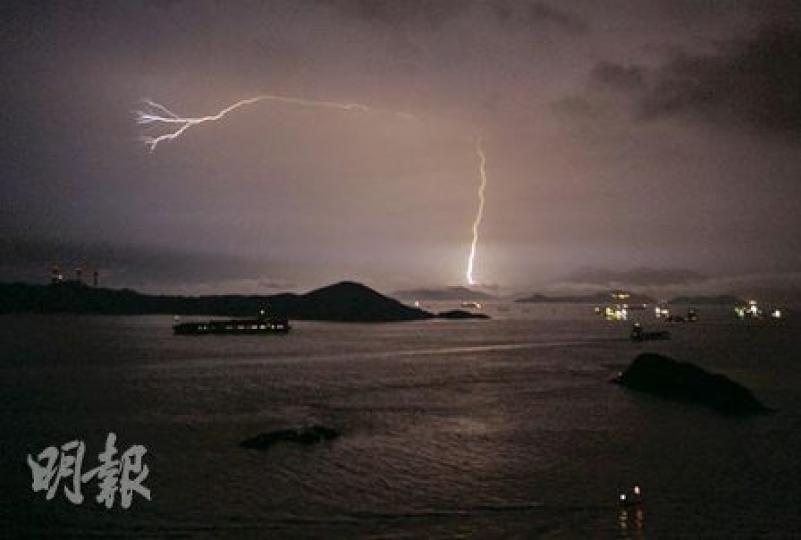 天文台在昨零時起的1小時內錄得13,102次閃電，是自05年以來最高紀錄。圖為昨凌晨約1時，於鴨脷洲海怡半島拍到對開海面的一道閃電。（郭慶輝攝）