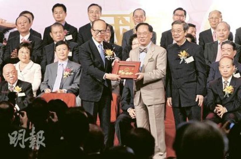 長實主席李嘉誠(前左)昨日在廣東社團總會的國慶酒會上,致送紀念品予特首曾蔭權;李嘉誠在酒會上不肯再評論較早前獲胡錦濤單獨接見的事件。(何家達攝)前港區人大代表吳康民在本報撰文指出,國家主席胡錦濤與長實主席李嘉誠會面,是對香港首富過度重視,令人感到基層中產與工商富豪的關係,在中央眼中失去平衡。(何家達攝) 長實主席李嘉誠(前左)昨日在廣東社團總會的國慶酒會上,致送紀念品予特首曾蔭權;李嘉誠在酒會上不肯再評論較早前獲胡錦濤單獨接見的事件。(何家達攝)前港區人大代表吳康民在本報撰文指出,國家主席胡錦濤與長實主席李嘉誠會面,是對香港首富過度重視,令人感到基層中產與工商富豪的關係,在中央眼中失去平衡。(何家達攝)