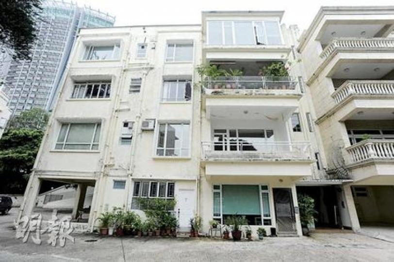 淺水灣98號豪宅,最低一層按屋宇署批准建築圖則原為開敞式車房,現時部分車房變為兩個住宅,其中右面一伙近日以518萬元成交。(尹錦恩攝) 淺水灣98號豪宅,最低一層按屋宇署批准建築圖則原為開敞式車房,現時部分車房變為兩個住宅,其中右面一伙近日以518萬元成交。(尹錦恩攝)