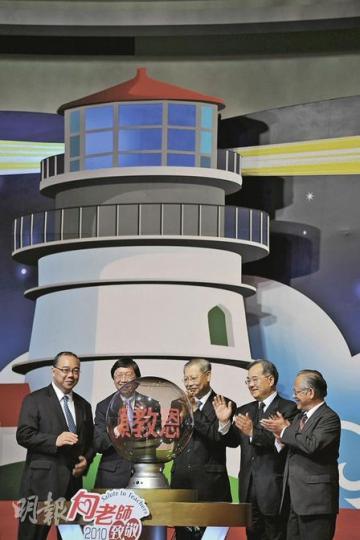 師訓與師資諮詢委員會主席張百康(左起)、教育局常任秘書長黃鴻超、教育局長孫明揚、教育統籌委員會主席鄭慕智、敬師運動委員會主席譚萬鈞昨日主持敬師日開幕。孫明揚致辭時表示,面對中學生人口下降問題,當前需要尋求各方接納的方案,將縮班殺校的震盪減到最低。(葉漢華攝) 師訓與師資諮詢委員會主席張百康(左起)、教育局常任秘書長黃鴻超、教育局長孫明揚、教育統籌委員會主席鄭慕智、敬師運動委員會主席譚萬鈞昨日主持敬師日開幕。孫明揚致辭時表示,面對中學生人口下降問題,當前需要尋求各方接納的方案,將縮班殺校的震盪減到最低。(葉漢華攝)