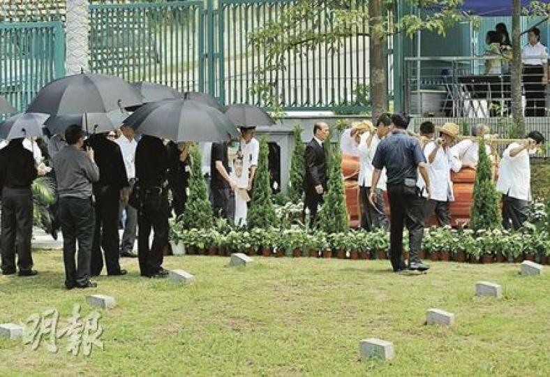 汪子林夫婦及楊綺琴昨同安葬景仰園,汪氏夫婦的遺孤綽瑤及政逸捧着父母遺照,送至親最後一程。(葉漢華攝) 汪子林夫婦及楊綺琴昨同安葬景仰園,汪氏夫婦的遺孤綽瑤及政逸捧着父母遺照,送至親最後一程。(葉漢華攝)