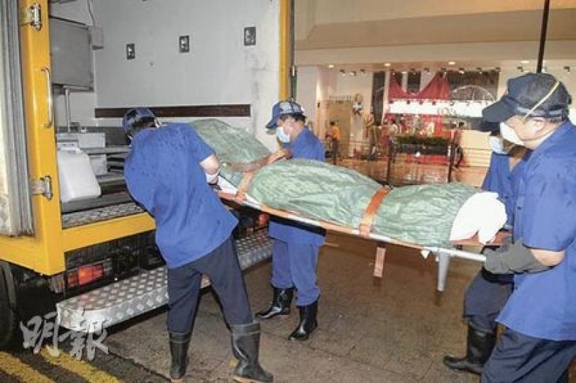 燒炭死亡警長由仵工舁送殮房。(衛永康攝) 燒炭死亡警長由仵工舁送殮房。(衛永康攝)