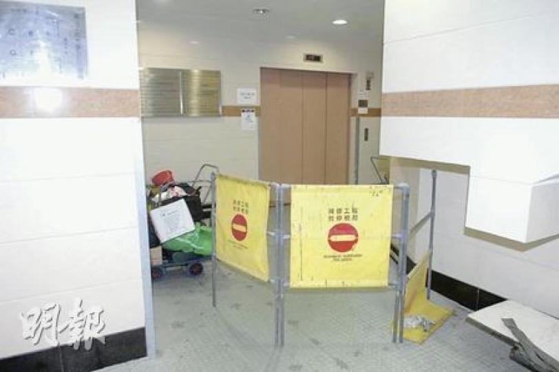 深水埗嘉名工廠大廈2號升降機5條鋼纜中的一條斷裂,管理公司昨將出事升降機封閉停用,等候維修及調查。(衛永康攝) 深水埗嘉名工廠大廈2號升降機5條鋼纜中的一條斷裂,管理公司昨將出事升降機封閉停用,等候維修及調查。(衛永康攝)