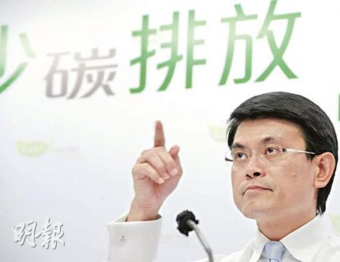 環境局長邱騰華建議,至2020年將本港核能發電比例調升至50%,以取代燃煤發電。對於本港電力公司是否已開始與內地商討增加輸入核電安排,他沒有正面回應。(劉焌陶攝) 環境局長邱騰華建議,至2020年將本港核能發電比例調升至50%,以取代燃煤發電。對於本港電力公司是否已開始與內地商討增加輸入核電安排,他沒有正面回應。(劉焌陶攝)