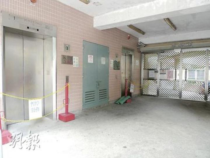 東欣苑外兩部升降機現時仍關閉,門外設置「暫停服務」告示。(何偉畧攝) 東欣苑外兩部升降機現時仍關閉,門外設置「暫停服務」告示。(何偉畧攝)
