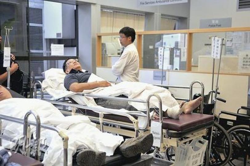 返家時在居住屋苑外被斬傷的男子手腳中刀,幸傷勢不重,事後被送院治理。(馮國良攝)男子被刀手伏擊,一度逃跑,但仍被追到斬傷,行人路上留下血漬,警方事後派員檢走血液樣本化驗。(林錫禮攝) 返家時在居住屋苑外被斬傷的男子手腳中刀,幸傷勢不重,事後被送院治理。(馮國良攝)男子被刀手伏擊,一度逃跑,但仍被追到斬傷,行人路上留下血漬,警方事後派員檢走血液樣本化驗。(林錫禮攝)