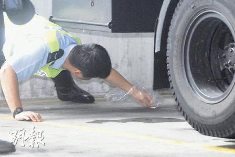 涉事貨車司機稱,保安主管倒地時,手指仍夾着未熄香煙。警員事後將該半根香煙檢走作證物。(李銘攝)被貨車倒駛撞斃的保安主管,事發時偷偷躲在貨車後的牆角抽煙,貨車倒駛時他疑未及逃出,被夾在車尾及石屎圍欄之間,警員事後在場調查。(李銘攝) 涉事貨車司機稱,保安主管倒地時,手指仍夾着未熄香煙。警員事後將該半根香煙檢走作證物。(李銘攝)被貨車倒駛撞斃的保安主管,事發時偷偷躲在貨車後的牆角抽煙,貨車倒駛時他疑未及逃出,被夾在車尾及石屎圍欄之間,警員事後在場調查。(李銘攝)