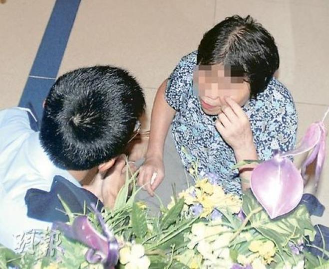 涉嫌傷人的婦人在警員到場後情緒反覆,一度激動哭說:「佢成日跟蹤我!」(劉友光攝)婦人用以行兇的10吋長尖刀,被警員放入膠袋準備檢走。(劉友光攝)無辜被失常婦持刀襲擊的老婦(左),一度空手入白刃與兇徒糾纏,右手被割傷,左眼亦被潑漂白水而受傷,她送院前向其他街坊講述經過。(劉友光攝) 涉嫌傷人的婦人在警員到場後情緒反覆,一度激動哭說:「佢成日跟蹤我!」(劉友光攝)婦人用以行兇的10吋長尖刀,被警員放入膠袋準備檢走。(劉友光攝)無辜被失常婦持刀襲擊的老婦(左),一度空手入白刃與兇徒糾纏,右手被割傷,左眼亦被潑漂白水而受傷,她送院前向其他街坊講述經過。(劉友光攝)