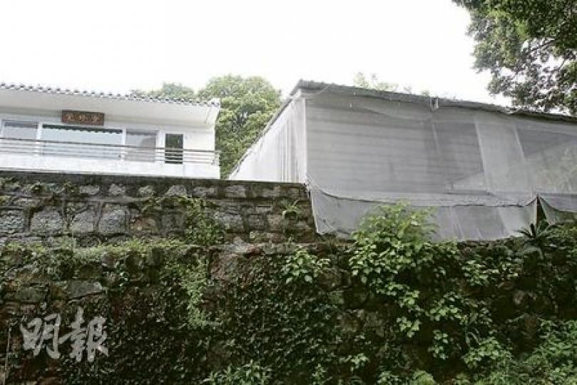 圖中白色建築物是覺修寺法師講經的地方,為防蚊蟲滋擾而全部以白色蚊帳包圍,被學員稱為「大蚊帳」。(黃雄攝)
圖中白色建築物是覺修寺法師講經的地方,為防蚊蟲滋擾而全部以白色蚊帳包圍,被學員稱為「大蚊帳」。(黃雄攝)