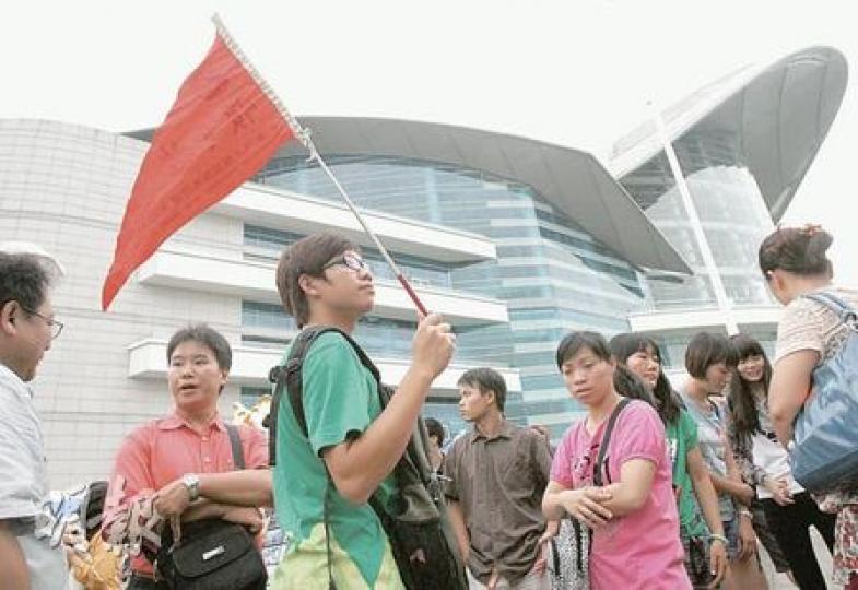 旅遊業議會將在十一黃金周假期明查暗訪,在香港多個景點、口岸及購物店大規模巡查,亦會在內地二三線城市派員放蛇,跟團來港,確保旅行團合規格。(林振東攝) 旅遊業議會將在十一黃金周假期明查暗訪,在香港多個景點、口岸及購物店大規模巡查,亦會在內地二三線城市派員放蛇,跟團來港,確保旅行團合規格。(林振東攝)