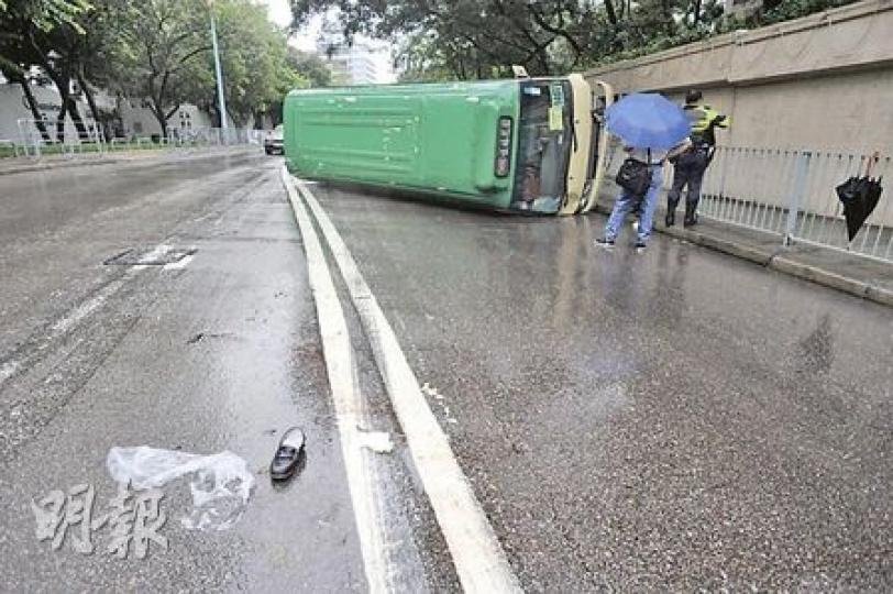 專線小巴撞人後撞欄翻側,路邊遺下女死者的雨傘(右)及一隻鞋。(樊銳昌攝) 專線小巴撞人後撞欄翻側,路邊遺下女死者的雨傘(右)及一隻鞋。(樊銳昌攝)