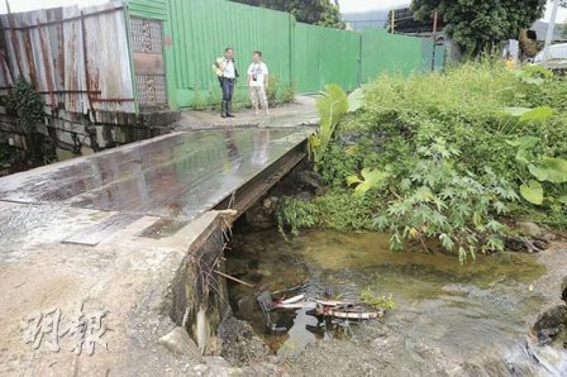 老婦騎單車經過下輋村一條鐵橋時,疑天雨路滑失控,連人帶車墮溪傷重不治,單車事後遺留在溪道。(樊銳昌攝) 老婦騎單車經過下輋村一條鐵橋時,疑天雨路滑失控,連人帶車墮溪傷重不治,單車事後遺留在溪道。(樊銳昌攝)