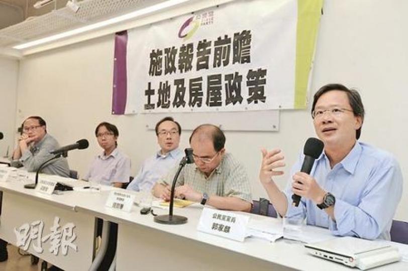 公民黨昨就土地及房屋政策舉行論壇,明天會向特首曾蔭權建議5招遏抑樓市措施。圖為郭家麒(右起)、理大應用社會科學系助理教授鍾劍華、梁家傑、環保觸覺譚凱邦。 (何家達攝) 公民黨昨就土地及房屋政策舉行論壇,明天會向特首曾蔭權建議5招遏抑樓市措施。圖為郭家麒(右起)、理大應用社會科學系助理教授鍾劍華、梁家傑、環保觸覺譚凱邦。 (何家達攝)