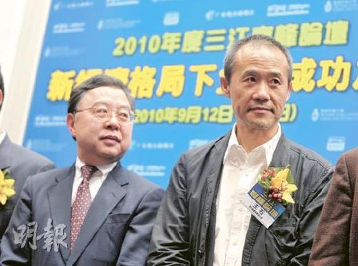 恒隆地產主席陳啟宗(左)自認身高只有1.6米,是「矮仔」一名,所以不會與身材高大的萬科集團主席王石(右)打架,做住宅做不過王石,但做商業房產則有把握。(朱永倫攝) 恒隆地產主席陳啟宗(左)自認身高只有1.6米,是「矮仔」一名,所以不會與身材高大的萬科集團主席王石(右)打架,做住宅做不過王石,但做商業房產則有把握。(朱永倫攝)