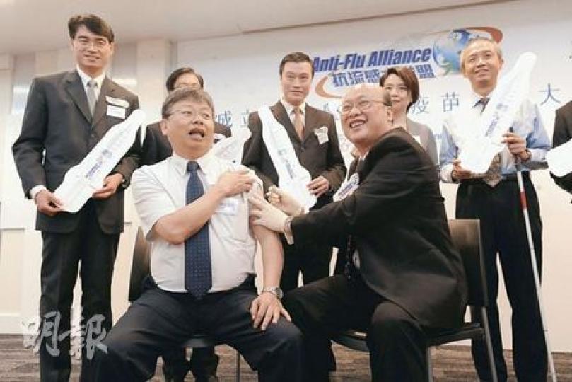 「抗流感大聯盟」成立典禮上,發言人兒科專科醫生趙長成(前右),率先為病人互助組織聯盟副主席張德喜(前左)注射流感疫苗。(葉漢華攝) 「抗流感大聯盟」成立典禮上,發言人兒科專科醫生趙長成(前右),率先為病人互助組織聯盟副主席張德喜(前左)注射流感疫苗。(葉漢華攝)