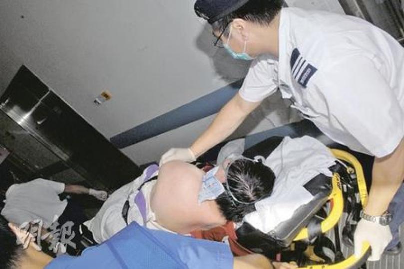 被獨留車上的中度智障漢疑焗暈,半昏迷送院,救護員用冰袋為他敷頸降溫,他經搶救後情况危殆。(蘇偉明攝)司機把24座小巴(圖)停泊在元朗橫州宏利街一空地後離開,至5個小時後返回取車,揭發有人被困在內焗暈。(蘇偉明攝)保母車司機(右)稱自己離開往吃飯時未察覺仍有人留在車內,他在場接受警員調查後稱感到頭暈不適,需要送院。(蘇偉明攝) 被獨留車上的中度智障漢疑焗暈,半昏迷送院,救護員用冰袋為他敷頸降溫,他經搶救後情况危殆。(蘇偉明攝)司機把24座小巴(圖)停泊在元朗橫州宏利街一空地後離開,至5個小時後返回取車,揭發有人被困在內焗暈。(蘇偉明攝)保母車司機(右)稱自己離開往吃飯時未察覺仍有人留在車內,他在場接受警員調查後稱感到頭暈不適,需要送院。(蘇偉明攝)