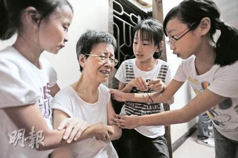 被扣查的中國漁船船長詹其雄,其母陳婉如(左二)連日不飲不食,以淚洗面,盼望兒子能早日回家,鄰居小朋友在旁安慰。(明報記者攝)九龍社團聯會不滿日本拘留中國漁船船員,昨到日本駐港總領事館示威,並展示「日本滾出釣魚台」的標語。(余俊亮攝) 被扣查的中國漁船船長詹其雄,其母陳婉如(左二)連日不飲不食,以淚洗面,盼望兒子能早日回家,鄰居小朋友在旁安慰。(明報記者攝)九龍社團聯會不滿日本拘留中國漁船船員,昨到日本駐港總領事館示威,並展示「日本滾出釣魚台」的標語。(余俊亮攝)