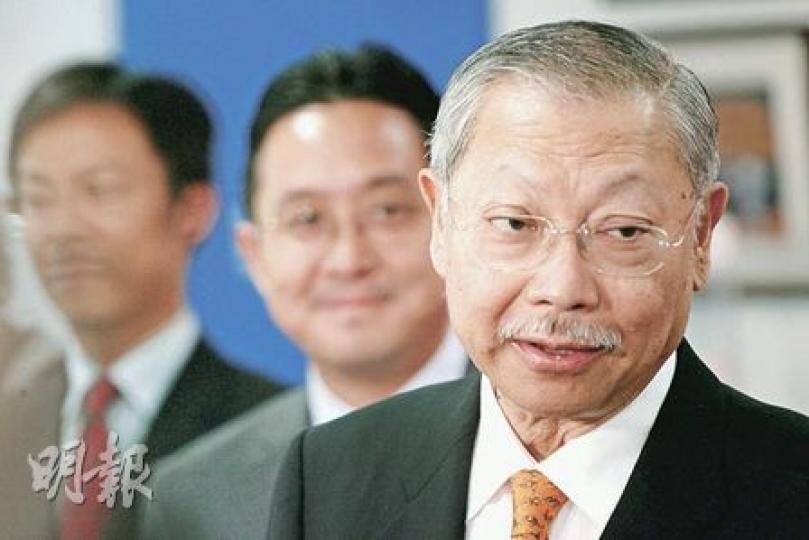 教育局長孫明揚(右起)、副局長陳維安及政治助理楊哲安昨日約見多個中學校長會、辦學團體,解釋紓緩中學殺校措施。他期望全港開5班的中學可自願縮班,局方可研究如何妥善處理超額教師,但難以全面推行中學小班,否則中學教育的經常開支將增加一倍至400億元。(郭慶輝攝) 教育局長孫明揚(右起)、副局長陳維安及政治助理楊哲安昨日約見多個中學校長會、辦學團體,解釋紓緩中學殺校措施。他期望全港開5班的中學可自願縮班,局方可研究如何妥善處理超額教師,但難以全面推行中學小班,否則中學教育的經常開支將增加一倍至400億元。(郭慶輝攝)