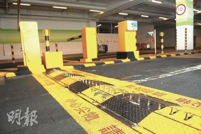 跟車工人誤踏停車場閘口地面的防衝閘「刺胎器」(圖),鞋底被刺穿傷腳。(林錫禮攝) 跟車工人誤踏停車場閘口地面的防衝閘「刺胎器」(圖),鞋底被刺穿傷腳。(林錫禮攝)