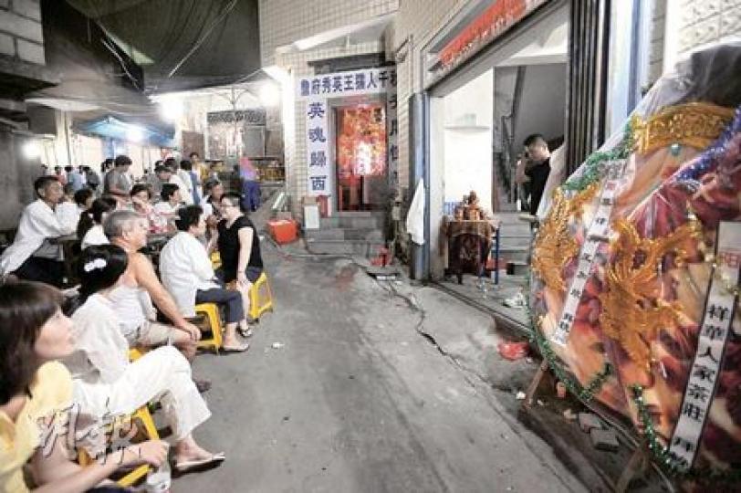 被日本扣留船長詹其雄的祖母昨晚設靈，家人守夜。（明報記者攝）