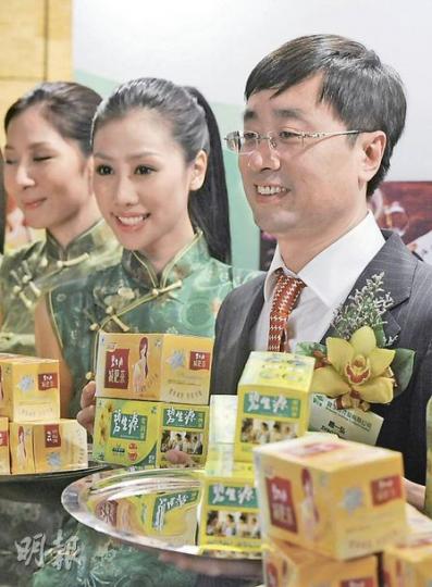 保健茶生產商碧生源昨開推介會，產品大受與會投資者歡迎，圖右為公司創始人趙一弘。（葉漢華攝）