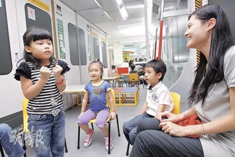 樂展坊設特殊學習儀器,助有讀寫障礙的學童學習執筆控制、手指力量、視覺辨認等,有社工或治療師(右一)同場指導更正。(李紹昌攝) 樂展坊設特殊學習儀器,助有讀寫障礙的學童學習執筆控制、手指力量、視覺辨認等,有社工或治療師(右一)同場指導更正。(李紹昌攝)