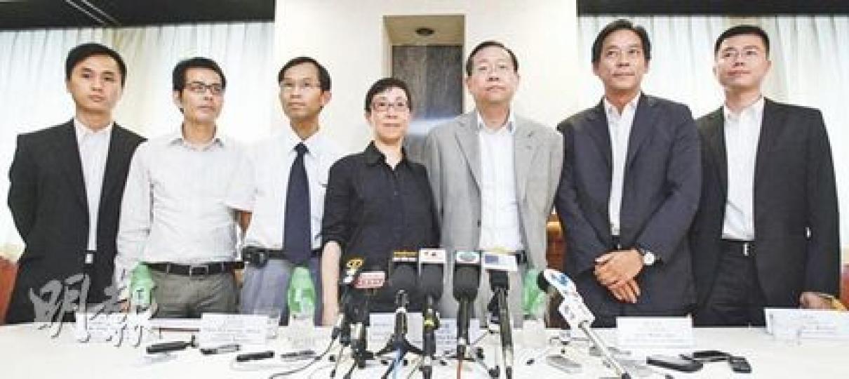 圖為曾一起到馬尼拉協助遇事港人的一批公職人員﹕入境處入境事務主任梁厚德(左起)、社署臨牀心理學家陳偉光、瑪麗醫院急症室部門主管唐漢軍、社署總社會工作主任劉婉明、保安局副局長黎棟國、保安局副秘書長魏永捷及入境處高級入境事務主任康凱。(林振東攝) 圖為曾一起到馬尼拉協助遇事港人的一批公職人員﹕入境處入境事務主任梁厚德(左起)、社署臨牀心理學家陳偉光、瑪麗醫院急症室部門主管唐漢軍、社署總社會工作主任劉婉明、保安局副局長黎棟國、保安局副秘書長魏永捷及入境處高級入境事務主任康凱。(林振東攝)
