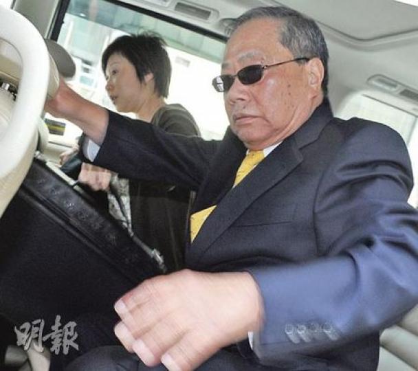 陳松青(右)由女兒(左)陪同到庭,他指2005年把億元古董放售,就是希望把所得款項投放到為3個女兒成立的基金內。(劉焌陶攝) 陳松青(右)由女兒(左)陪同到庭,他指2005年把億元古董放售,就是希望把所得款項投放到為3個女兒成立的基金內。(劉焌陶攝)