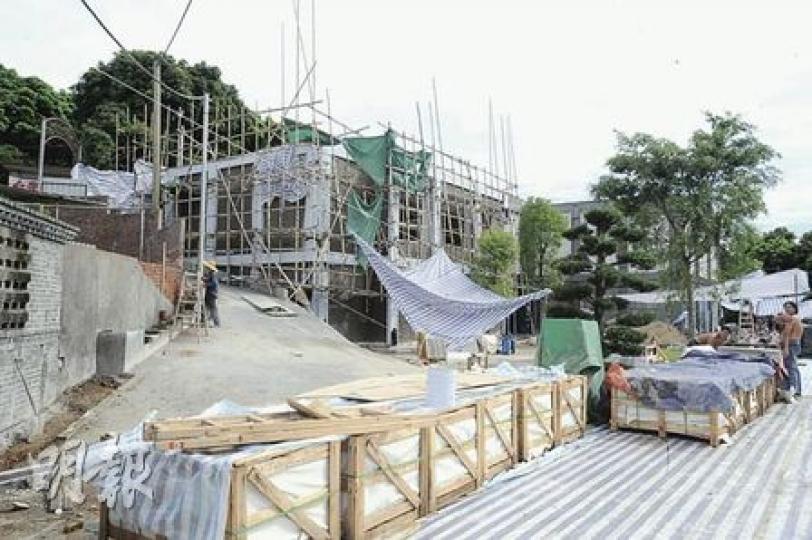 位於元朗新圍村的私營骨灰龕「明月山」，興建工程仍在進行中，龕場將於明日舉行佛像開光儀式。（尹錦恩攝）元朗新圍村一帶被發展商購入，改建為可安放6.9萬個骨灰龕位的大型主題式龕場，但村內個別村屋已被劃入二級和三級歷史建築物。（尹錦恩攝）