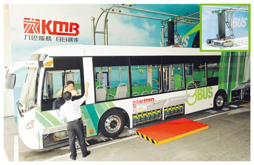 九巴引入全港首部超級電容巴士gBus，展開為期半年測試，在荔枝角車廠設立充電站，巴士停在充電架下，車長按掣把車頂的「集電弓」升起（小圖），便可即時充電。（尹錦恩攝）