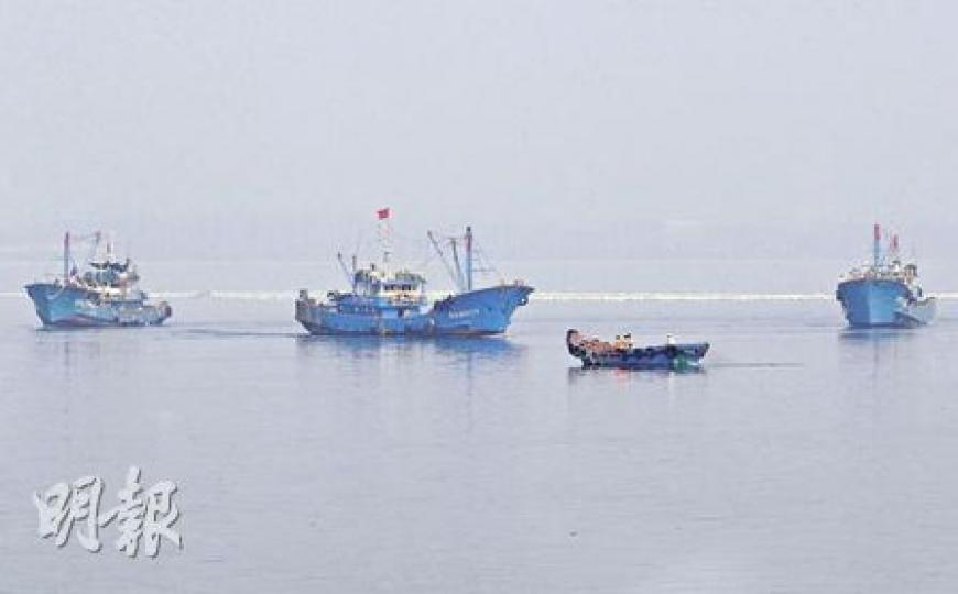 在釣魚島水域與日本巡邏船碰撞的漁船「閩晉漁5179」(上圖中)在兩艘漁船陪伴下,昨日早上約8時半返抵晉江深滬碼頭,船頭右側有一破洞(下圖)。(明報記者攝) 在釣魚島水域與日本巡邏船碰撞的漁船「閩晉漁5179」(上圖中)在兩艘漁船陪伴下,昨日早上約8時半返抵晉江深滬碼頭,船頭右側有一破洞(下圖)。(明報記者攝)