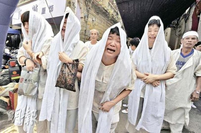 被日本扣留的船長詹其雄的祖母昨日出殯,左一為詹妻陳婷婷。(明報記者攝)詹其雄祖母昨日出殯,送葬隊伍連綿數百米。(明報記者攝) 被日本扣留的船長詹其雄的祖母昨日出殯,左一為詹妻陳婷婷。(明報記者攝)詹其雄祖母昨日出殯,送葬隊伍連綿數百米。(明報記者攝)