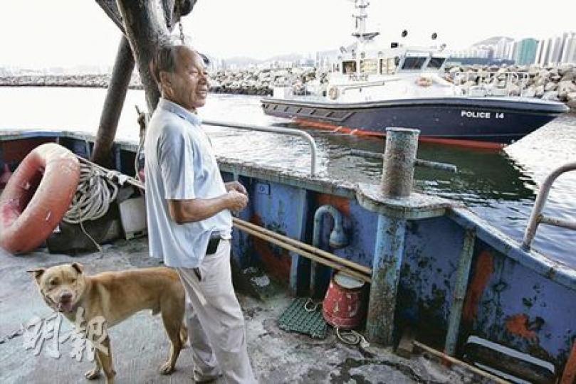 負責看管「釣魚台二號」的船家布官娣表示,近日先後有水警及海事處人員到來,查問他們出海前往釣魚島的確實時間。記者昨日採訪期間,剛巧有一水警輪在附近巡邏。(郭慶輝攝)「釣魚台二號」(圖中)停泊在筲箕灣避風塘已有3年,由船家24小時看管,「隨時候命」前赴釣魚島宣示主權。(郭慶輝攝) 負責看管「釣魚台二號」的船家布官娣表示,近日先後有水警及海事處人員到來,查問他們出海前往釣魚島的確實時間。記者昨日採訪期間,剛巧有一水警輪在附近巡邏。(郭慶輝攝)「釣魚台二號」(圖中)停泊在筲箕灣避風塘已有3年,由船家24小時看管,「隨時候命」前赴釣魚島宣示主權。(郭慶輝攝)