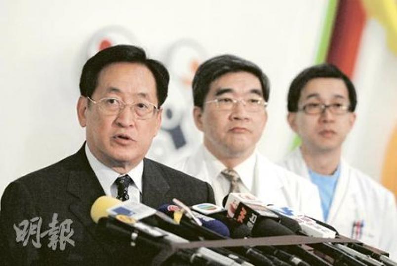 食物及衛生局長周一嶽(左)昨日到屯門醫院探望Jason梁頌學,他說頌學的眼睛可以活動和注視東西,是頗好的徵象,「所以雖然還沒清醒,我們也希望他有機會終有一天會醒過來」。他的身旁為梁頌學的主診醫生方道生(中)及微生物學顧問醫生郭德麟(右)。(劉友光攝) 食物及衛生局長周一嶽(左)昨日到屯門醫院探望Jason梁頌學,他說頌學的眼睛可以活動和注視東西,是頗好的徵象,「所以雖然還沒清醒,我們也希望他有機會終有一天會醒過來」。他的身旁為梁頌學的主診醫生方道生(中)及微生物學顧問醫生郭德麟(右)。(劉友光攝)
