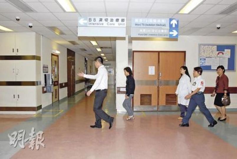 為專心照顧兒子而一直婉拒傳媒訪問的梁太(左二),昨日繼續留守屯門醫院深切治療部陪伴Jason。她昨日隨醫護人員由所住的病房步往深切治療部時,精神顯得尚算不錯。(劉友光攝) 為專心照顧兒子而一直婉拒傳媒訪問的梁太(左二),昨日繼續留守屯門醫院深切治療部陪伴Jason。她昨日隨醫護人員由所住的病房步往深切治療部時,精神顯得尚算不錯。(劉友光攝)