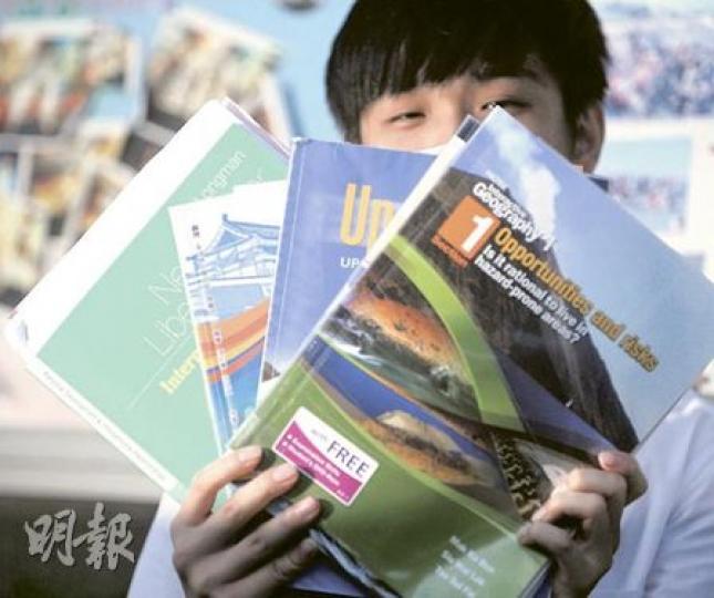 就讀新高中二年級的曾同學表示,新學制下沒舊書可買,書費負擔增加,單是必修的英文、數學及通識,書費已逾1000元,部分科目書本數量更超過3本。(劉焌陶攝) 就讀新高中二年級的曾同學表示,新學制下沒舊書可買,書費負擔增加,單是必修的英文、數學及通識,書費已逾1000元,部分科目書本數量更超過3本。(劉焌陶攝)