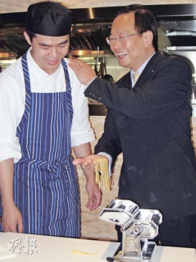 煤氣執行總裁關育材(右),同協青學員學習製作意大利麵,做得似模似樣。(陳健佳攝) 煤氣執行總裁關育材(右),同協青學員學習製作意大利麵,做得似模似樣。(陳健佳攝)