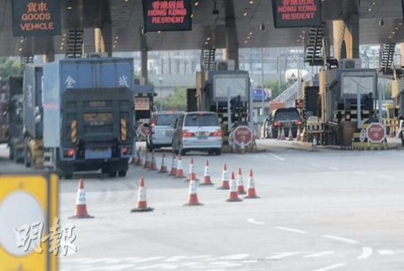 陳志雲乘坐的白色平治七人車,在傳媒追訪下直駛落馬洲口岸過關返回內地。(劉友光攝) 陳志雲乘坐的白色平治七人車,在傳媒追訪下直駛落馬洲口岸過關返回內地。(劉友光攝)