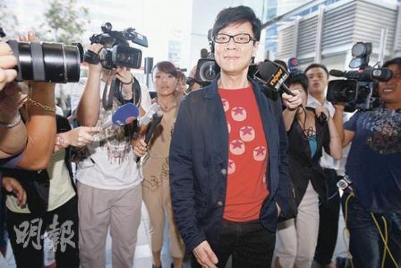 陳志雲昨早約8時抵達廉署總部報到,步入廉署時昂首闊步,面露微笑,神態自若。(李紹昌攝)陳志雲前私人助手叢培崑(中),昨在大律師戴偉奧(右)陪同下到廉署報到,其後被起訴。(李紹昌攝)無綫市場及營業部業務拓展主管陳永孫,昨午約12時20分報到後被起訴。(李紹昌攝) 陳志雲昨早約8時抵達廉署總部報到,步入廉署時昂首闊步,面露微笑,神態自若。(李紹昌攝)陳志雲前私人助手叢培崑(中),昨在大律師戴偉奧(右)陪同下到廉署報到,其後被起訴。(李紹昌攝)無綫市場及營業部業務拓展主管陳永孫,昨午約12時20分報到後被起訴。(李紹昌攝)