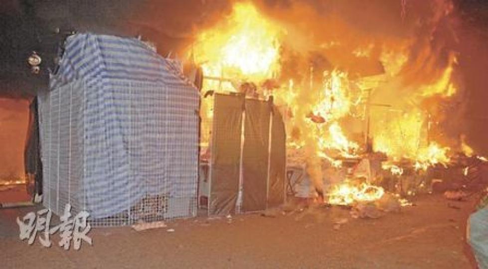 花園街一檔生果檔疑電線短路起火,火勢一發不可收拾,迅速蔓延至兩旁攤檔及附近店舖,火勢非常猛烈。(胡永輝攝)近百名住客在火警中疏散,部分行動不便的長者要由消防員及警員攙扶離開。(胡永輝攝)花園街露天市集攤檔起火後迅速蔓延,現場陷入火海之中,濃煙密佈,消防員不斷射水灌救。(胡永輝攝) 花園街一檔生果檔疑電線短路起火,火勢一發不可收拾,迅速蔓延至兩旁攤檔及附近店舖,火勢非常猛烈。(胡永輝攝)近百名住客在火警中疏散,部分行動不便的長者要由消防員及警員攙扶離開。(胡永輝攝)花園街露天市集攤檔起火後迅速蔓延,現場陷入火海之中,濃煙密佈,消防員不斷射水灌救。(胡永輝攝)