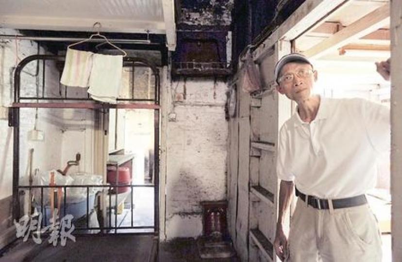 居於藍屋逾30年的李先生,昨帶記者參觀住所,他指活化藍屋後將出一分力參與導賞團工作。(余俊亮攝)活化石屋計劃的建築師李乾國(左)介紹,會將石屋變作懷舊冰室,吸引人流。圖中及圖右分別是提出活化計劃的永光鄰舍關懷服務隊的機構主任陳芝圜牧師及總幹事巫珮怡。(黃靜雅攝) 居於藍屋逾30年的李先生,昨帶記者參觀住所,他指活化藍屋後將出一分力參與導賞團工作。(余俊亮攝)活化石屋計劃的建築師李乾國(左)介紹,會將石屋變作懷舊冰室,吸引人流。圖中及圖右分別是提出活化計劃的永光鄰舍關懷服務隊的機構主任陳芝圜牧師及總幹事巫珮怡。(黃靜雅攝)
