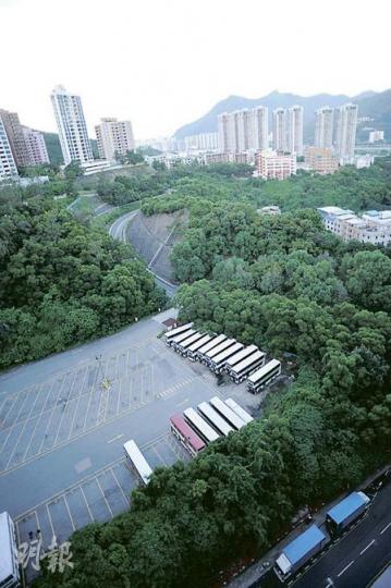 政府最新報告建議,位於火炭工業區最後方的一個臨時車廠位置,由於與其他工廈有一定距離,可改作住宅用途。市場指該地可建約400伙,地價約達10億元。(劉焌陶攝)6月底上任的規劃署長梁焯輝表示,私人業權地皮或許涉及收購業權,需要一定時間。(周偉強攝) 政府最新報告建議,位於火炭工業區最後方的一個臨時車廠位置,由於與其他工廈有一定距離,可改作住宅用途。市場指該地可建約400伙,地價約達10億元。(劉焌陶攝)6月底上任的規劃署長梁焯輝表示,私人業權地皮或許涉及收購業權,需要一定時間。(周偉強攝)