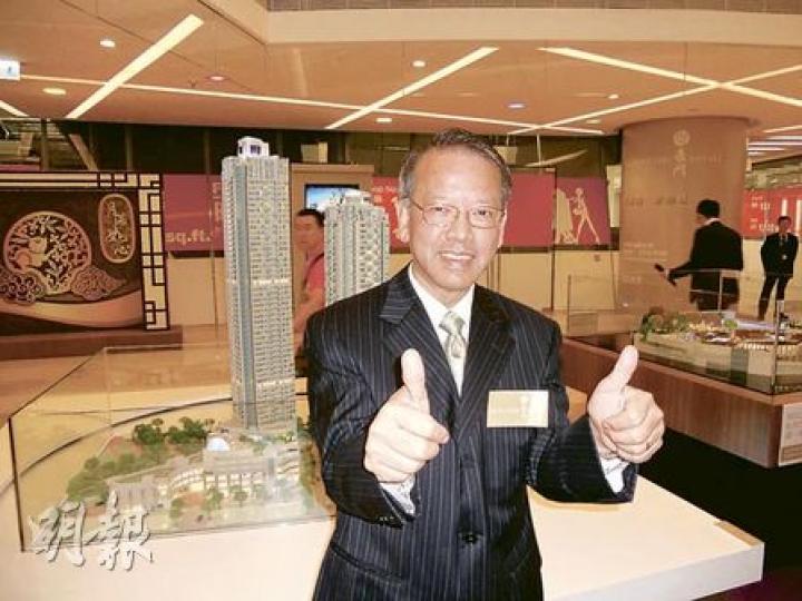 華懋營業部總經理吳崇武豎起左、右手兩隻拇指,示意繼已入伙的豪門1期銷售理想後,即將推售的御•豪門(2期)成績可更上層樓。(鄧雅各攝) 華懋營業部總經理吳崇武豎起左、右手兩隻拇指,示意繼已入伙的豪門1期銷售理想後,即將推售的御•豪門(2期)成績可更上層樓。(鄧雅各攝)