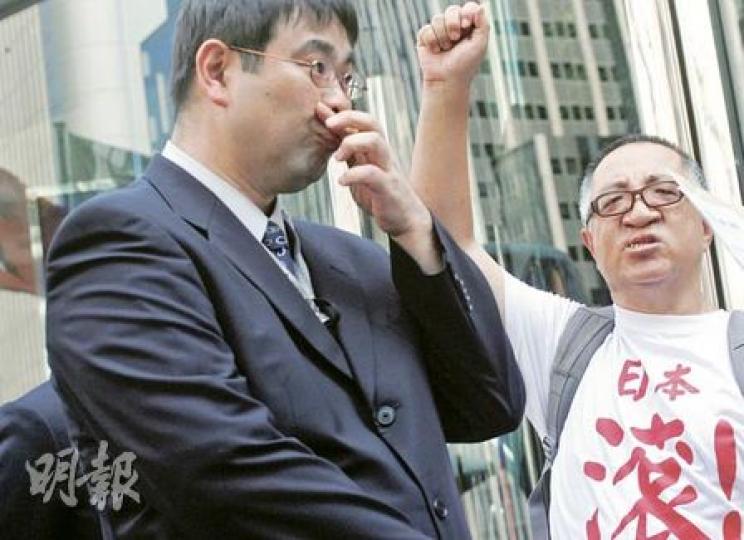 多個團體昨日在九一八事變79周年前夕,到日本駐港總領事館抗議,要求日本政府立即釋放大陸漁船船長詹其雄,並就當年侵略中國道歉,總領館派出代表(左)接信。(林振東攝) 多個團體昨日在九一八事變79周年前夕,到日本駐港總領事館抗議,要求日本政府立即釋放大陸漁船船長詹其雄,並就當年侵略中國道歉,總領館派出代表(左)接信。(林振東攝)