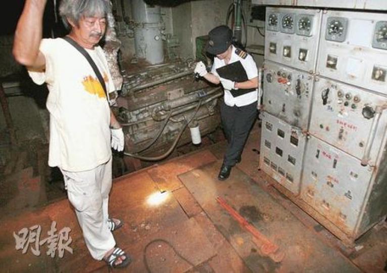 「釣魚台二號」船主羅就(左)陪同食環署東區防治蟲鼠組衛生督察陳潔雯(右)及兩名職員,戴上手套,扶着已生鏽的扶手走到艙底的機房追查鼠蹤,由於機房黑漆漆一片,職員需以電筒照明,最後亦未有發現。(林振東攝)食環署認為毋須再登船巡查,並贈送兩大兩小鼠籠予「釣魚台二號」船主羅就(右),供他自行滅鼠。圖左為保釣行動委員會委員曾健成,中為食環署東區防治蟲鼠組衛生督察陳潔雯。(林振東攝) 「釣魚台二號」船主羅就(左)陪同食環署東區防治蟲鼠組衛生督察陳潔雯(右)及兩名職員,戴上手套,扶着已生鏽的扶手走到艙底的機房追查鼠蹤,由於機房黑漆漆一片,職員需以電筒照明,最後亦未有發現。(林振東攝)食環署認為毋須再登船巡查,並贈送兩大兩小鼠籠予「釣魚台二號」船主羅就(右),供他自行滅鼠。圖左為保釣行動委員會委員曾健成,中為食環署東區防治蟲鼠組衛生督察陳潔雯。(林振東攝)