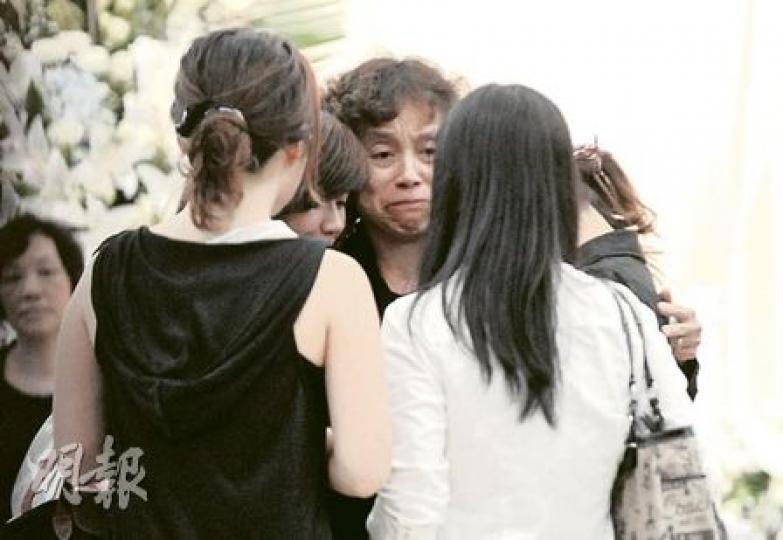 梁家長女頌詩的4名同學昨日到場致哀,到場後過於傷心相擁而哭,需要梁太反過來輕撫肩膊安慰。(余俊亮攝) 梁家長女頌詩的4名同學昨日到場致哀,到場後過於傷心相擁而哭,需要梁太反過來輕撫肩膊安慰。(余俊亮攝)