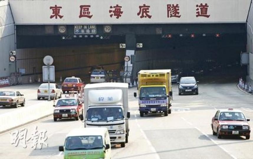 運輸署統計資料顯示,2006至09年間,平均每日有6.1萬至6.4萬架次車輛使用東隧。(林振東攝)工聯會社會事務委員會昨到東隧位於觀塘茶果嶺的行政大樓,抗議東隧加價。(林振東攝) 運輸署統計資料顯示,2006至09年間,平均每日有6.1萬至6.4萬架次車輛使用東隧。(林振東攝)工聯會社會事務委員會昨到東隧位於觀塘茶果嶺的行政大樓,抗議東隧加價。(林振東攝)